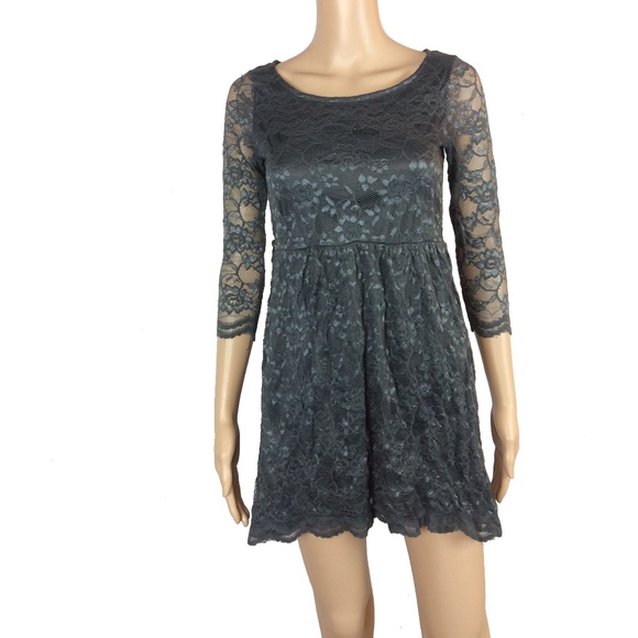 Dresses & Skirts - EUC Stretchy lace fit and flare dress